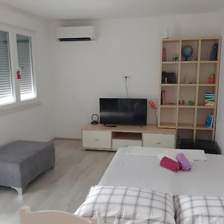 Apartment Studio Lucija *